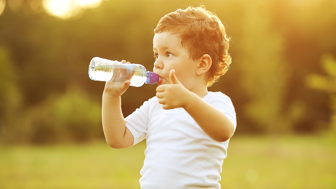 Niño toma agua