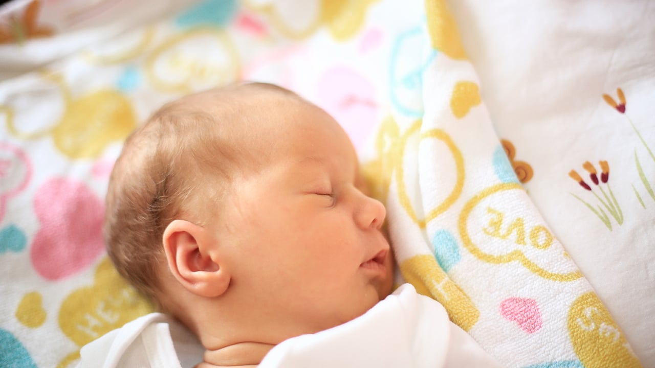 ¿Cuántas horas debe dormir mi bebé recién nacido?