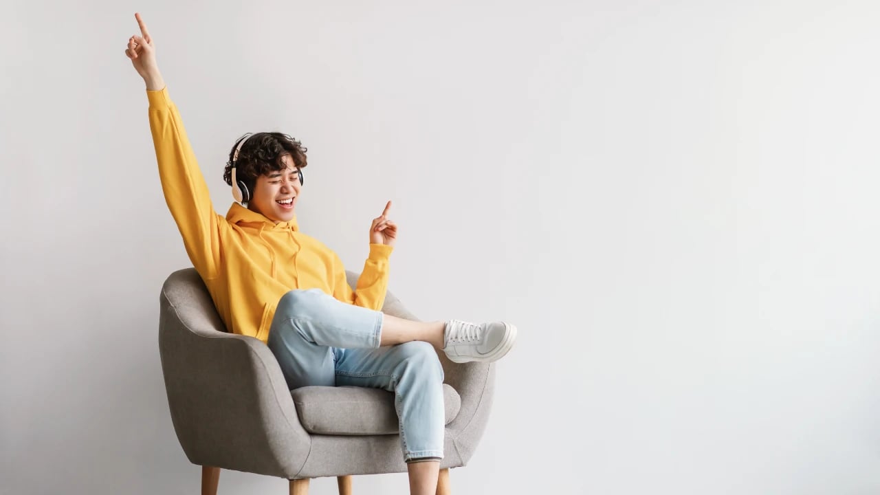 joven escuchando musica para relajarse