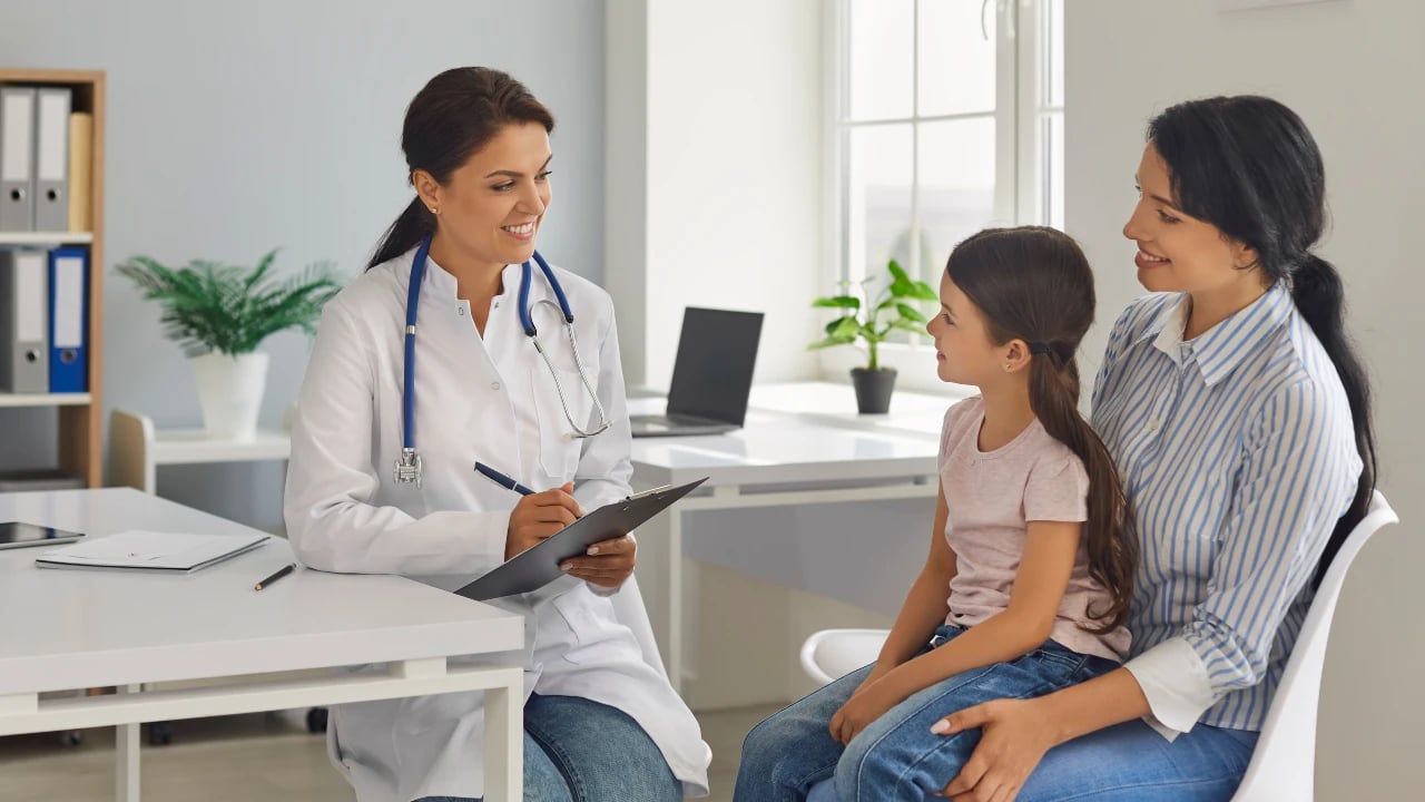 medico en consulta con nino sano