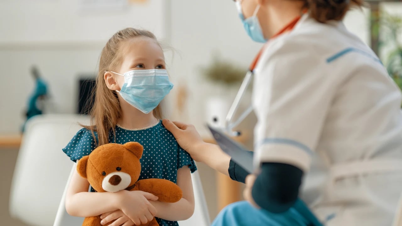 medico haciendo un chequeo nino sano