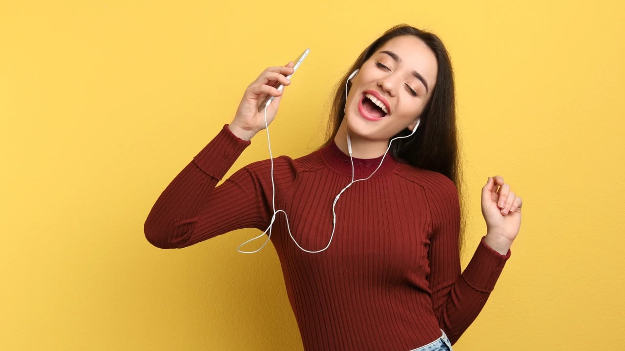 mujer escuchando musica para calmar ansiedad