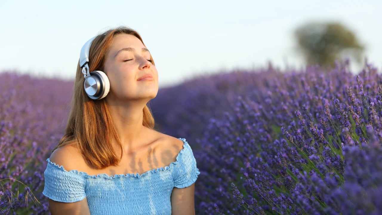 mujer escuchando musica para combatir ansiedad