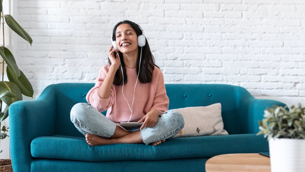 mujer escuchando musica relajante