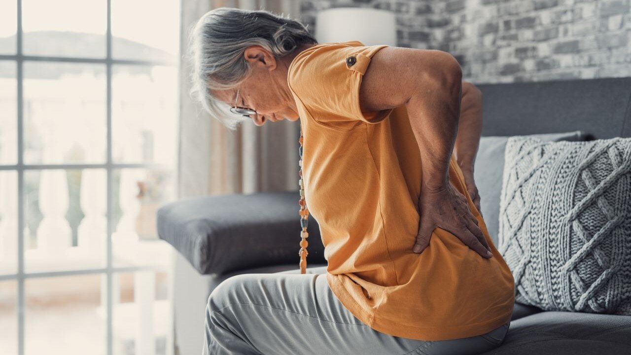 osteoporosis sintomas en el adulto mayor