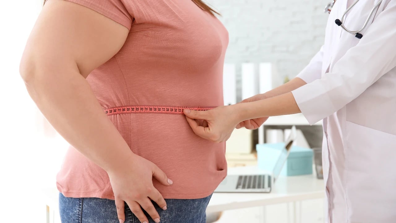 paciente con sobrepeso en consultorio medico