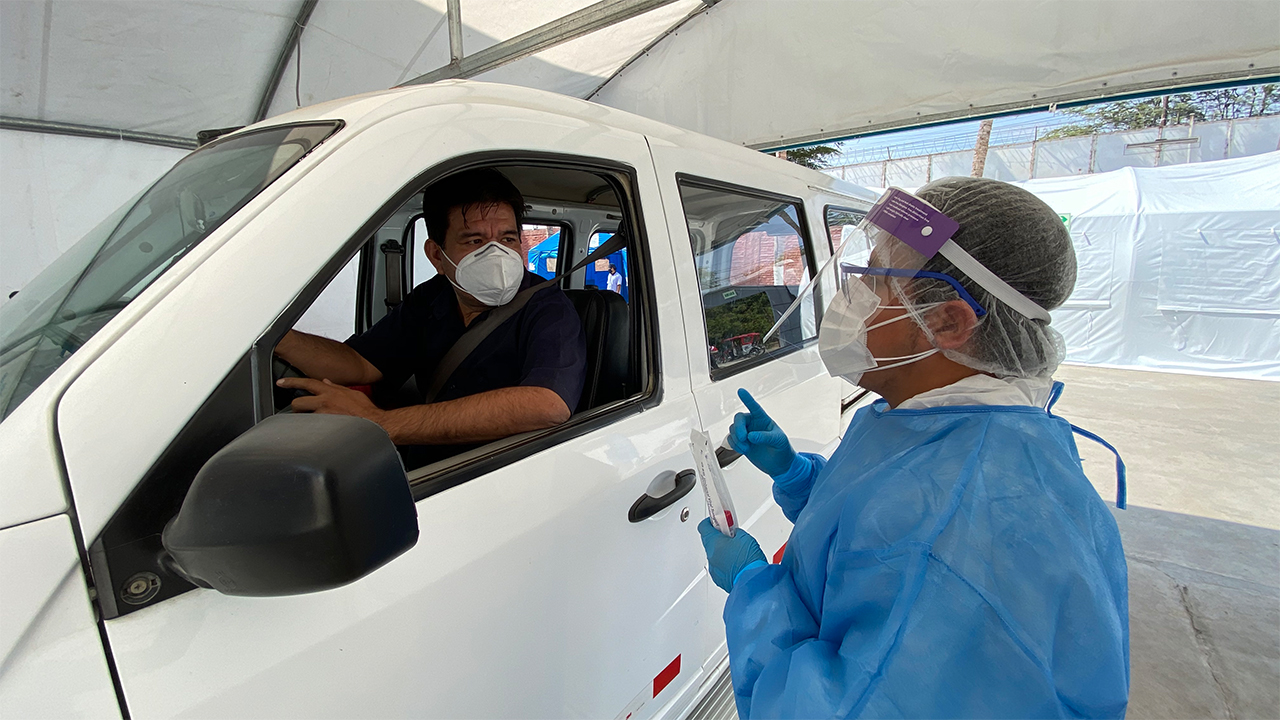 Auna inaugura en Piura autoservicio vehicular para la toma de pruebas de COVID-19