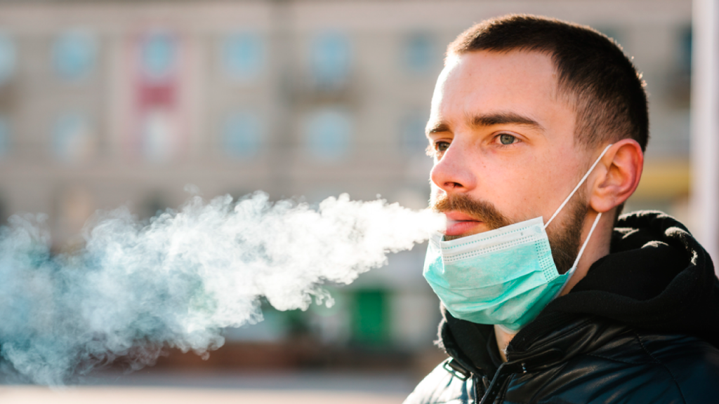 Los peligros de fumar o vapear en tiempos de coronavirus