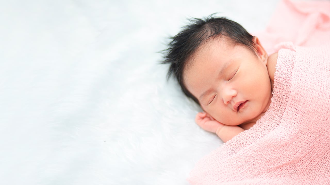 ¿Cuántas horas debe dormir mi bebé recién nacido?