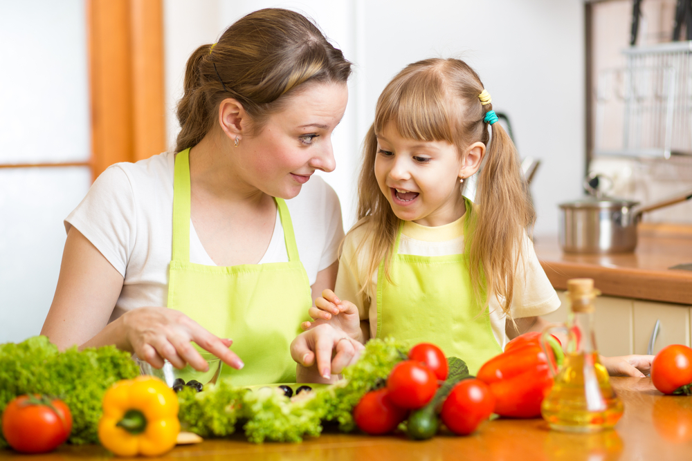¿Cómo pueden las familias llevar una rutina de alimentación más saludable?
