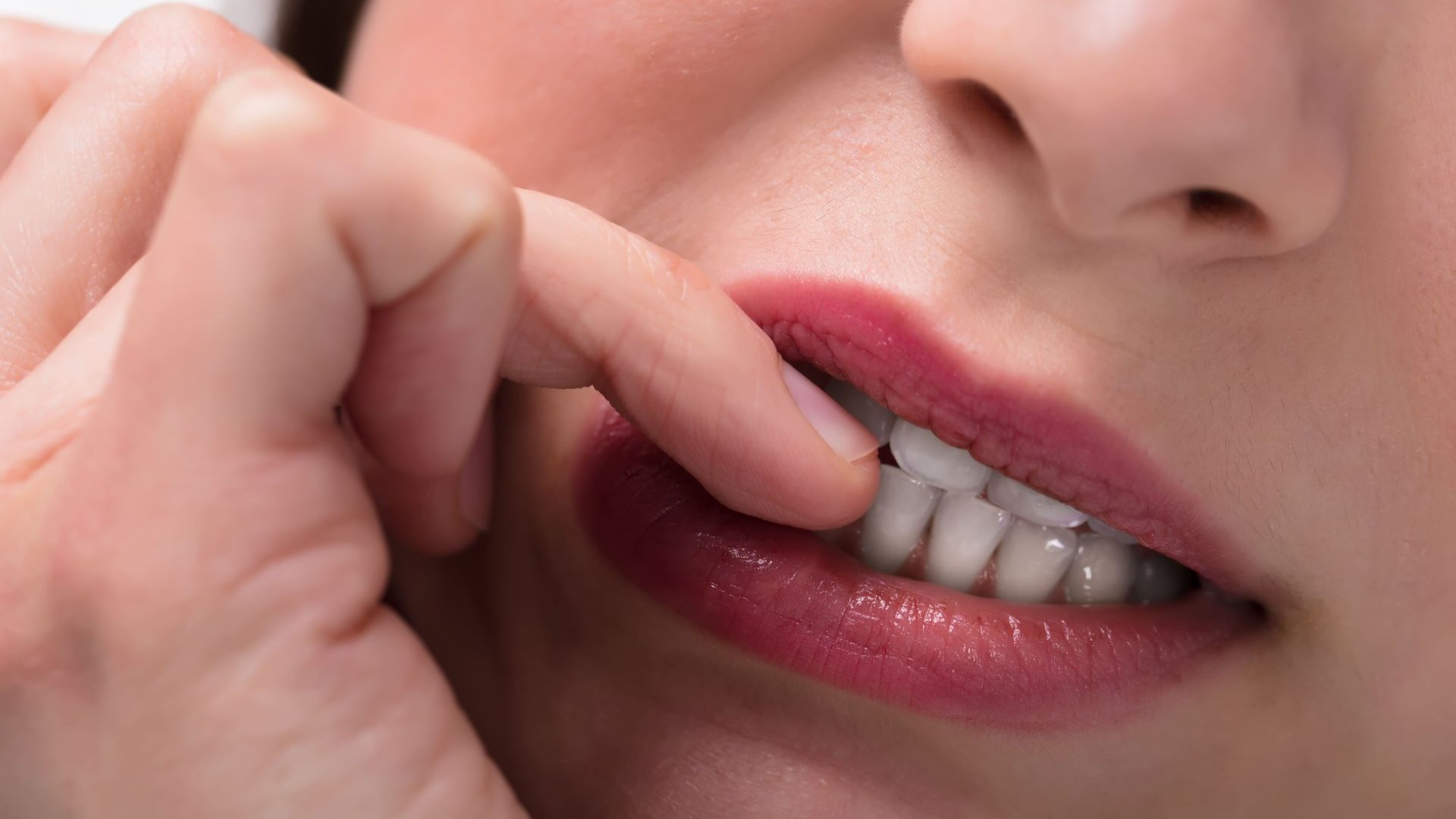 Bruxismo: ¿Por qué no debe morderse las uñas?