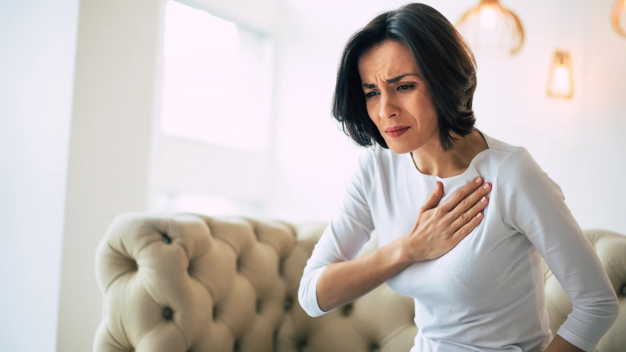 mujer con dolor en pecho y posible problema cardiaco